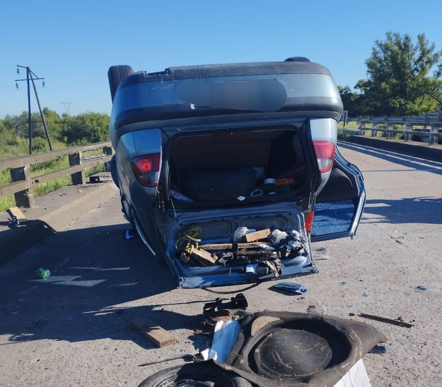 Un auto despistó y volcó sobre un puente en la Ruta Nacional 12