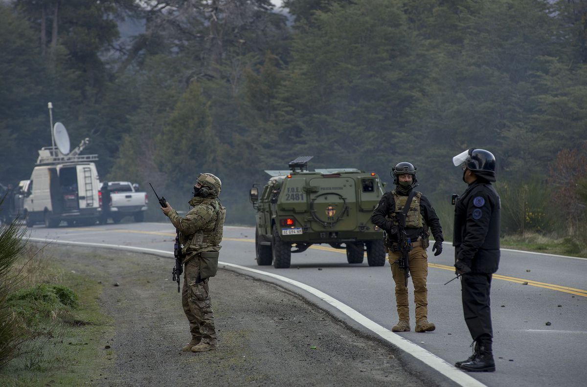 Tensión en el desalojo de grupos mapuches en Villa Mascardi: hay al menos 12 personas detenidas