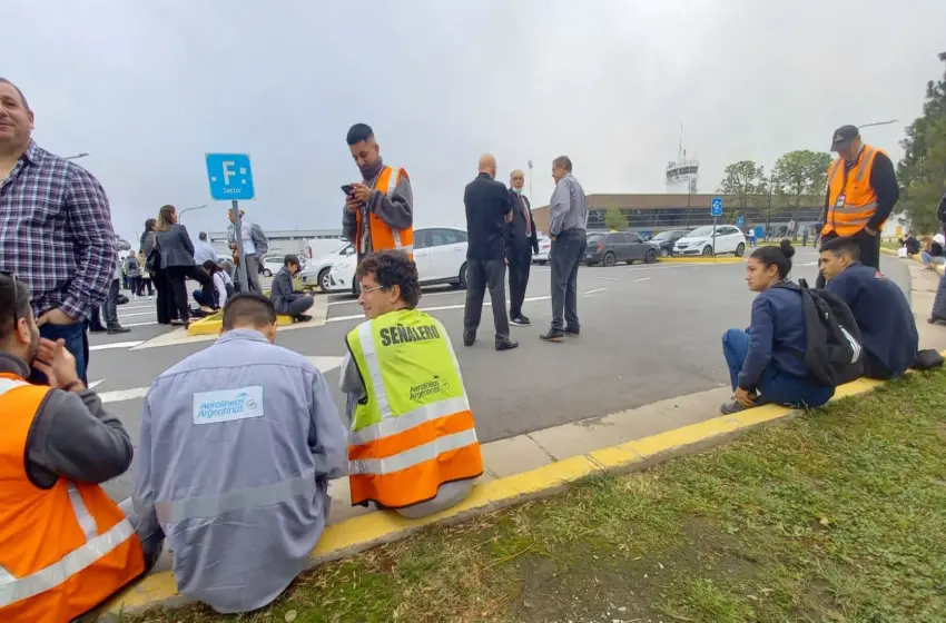Por la amenaza de bomba en el aeropuerto, un avión con 76 pasajeros debió esperar para partir hacia Aeroparque