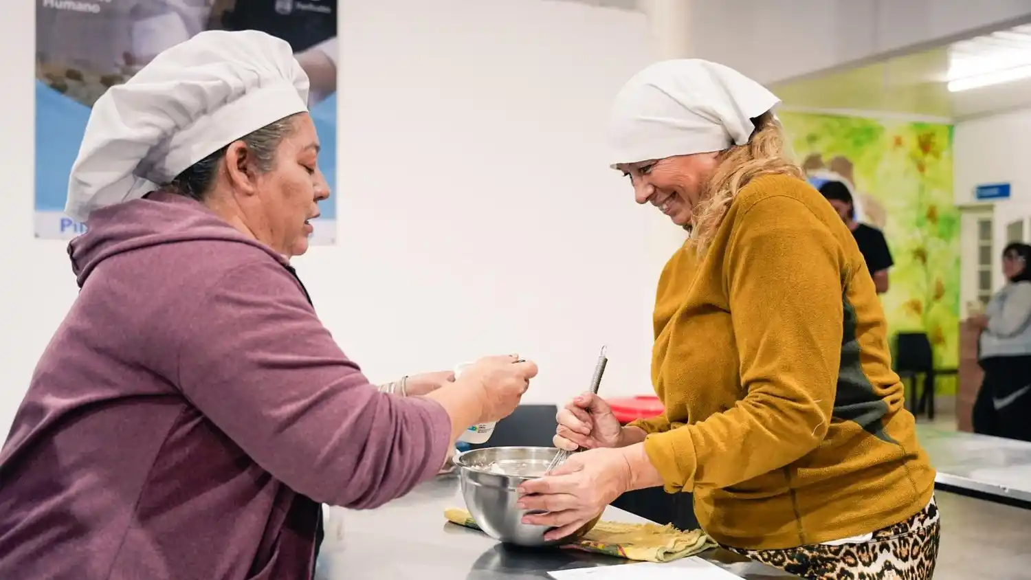 Las vecinas de Salas participan de talleres gastronómicos, entre otras actividades.