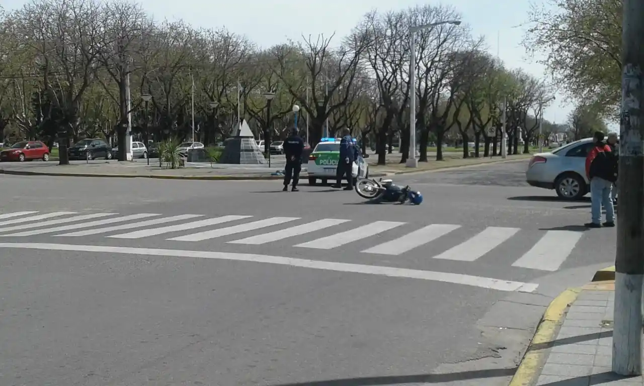 Un motociclista herido, tras chocar contra un auto