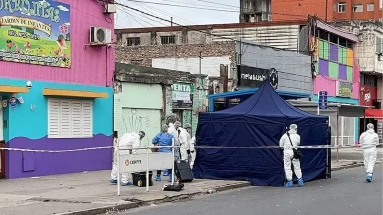 Asesinan a un joven de 20 años a la salida de un boliche: golpeó su cabeza contra un banco tras una piña que lo hizo caer