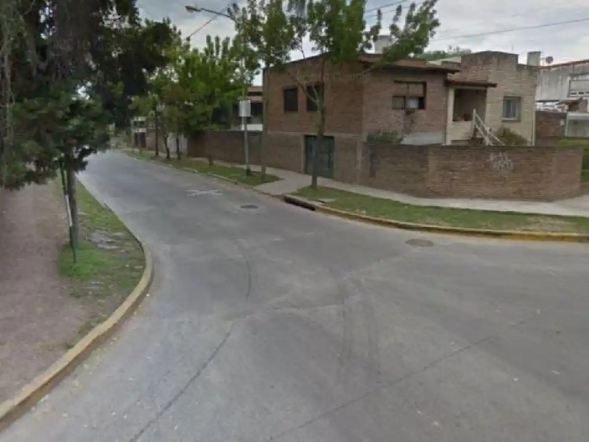 La secuestró, la quiso prender fuego y se salvó tirándose del auto