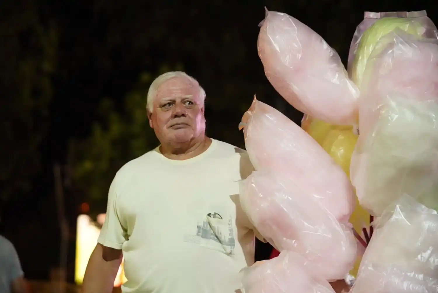 Omar lleva 30 años vendiendo copos de azúcar en distintas plazas de San Francisco.