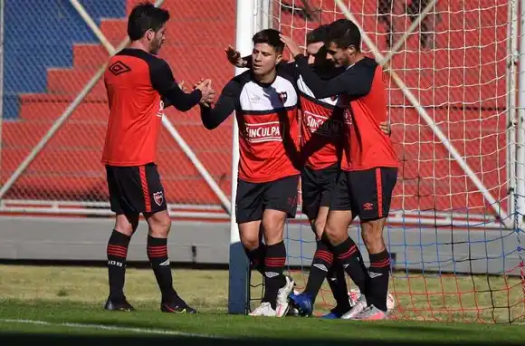 Newells ganó de la mano de Nacho: los dos goles de Scocco en el amistoso ante San Lorenzo