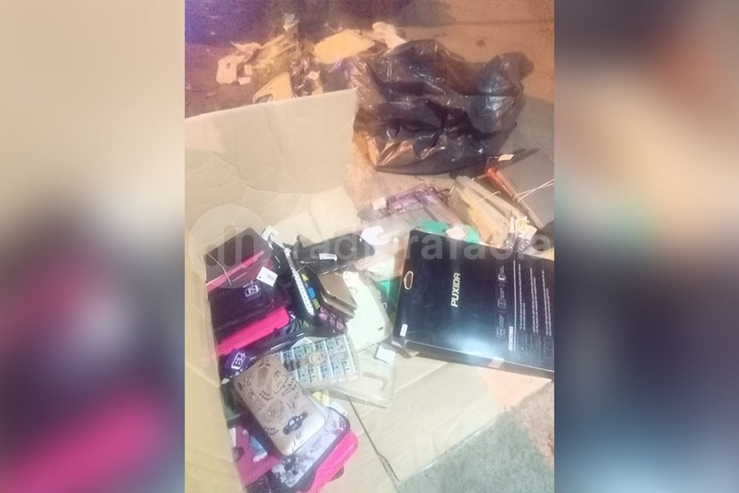 Encontraron una caja tirada con varias fundas de celulares y lo denunciaron