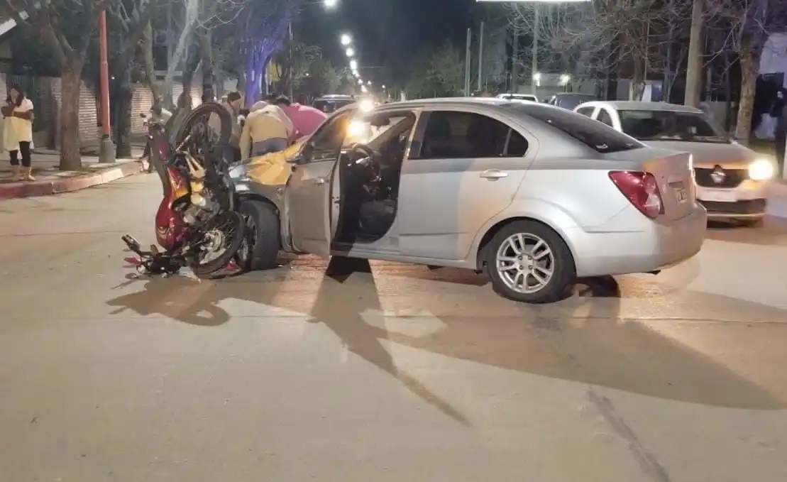 Motocicleta sobre el capó de un automóvil