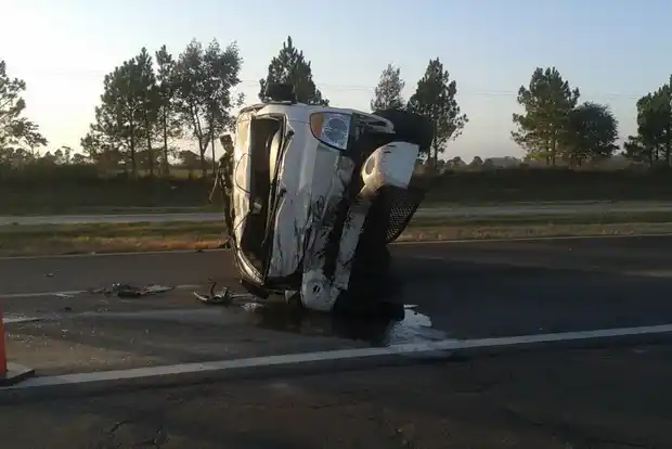 Una pareja correntina volcó en la autovía