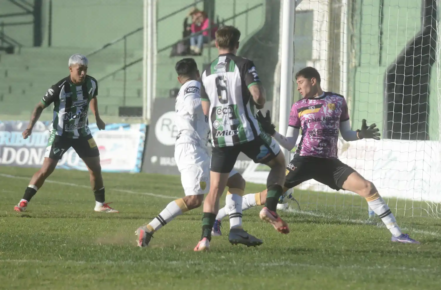 FOTO LA NUEVA Mujica (8) ya impulsó la pelota a la red para el 3-0.