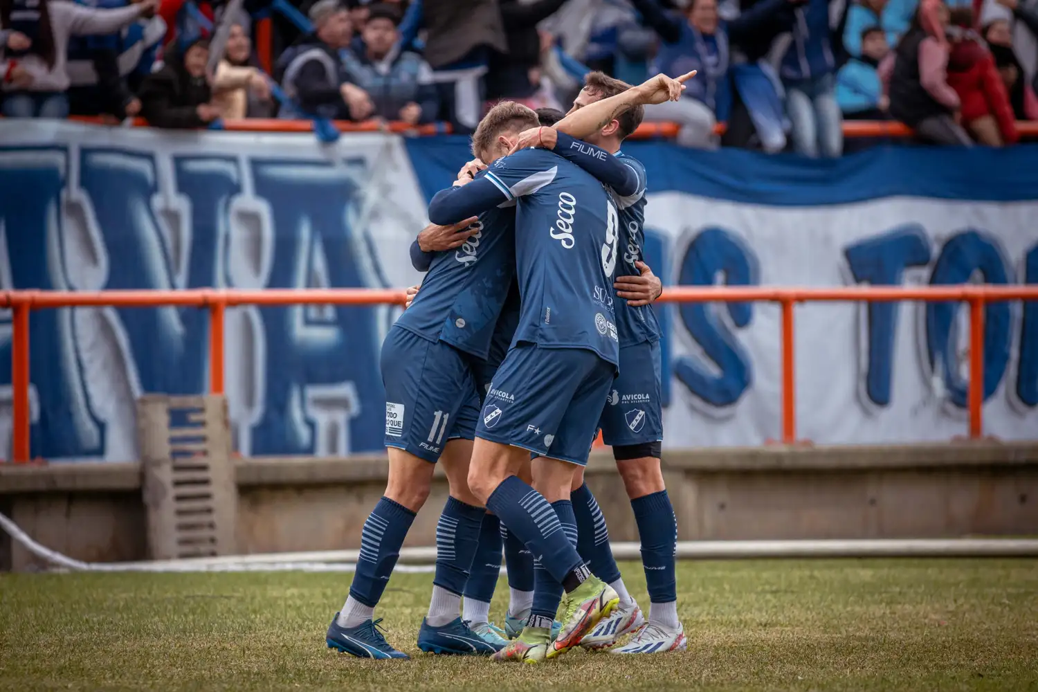 El equipo festejando un tanto
