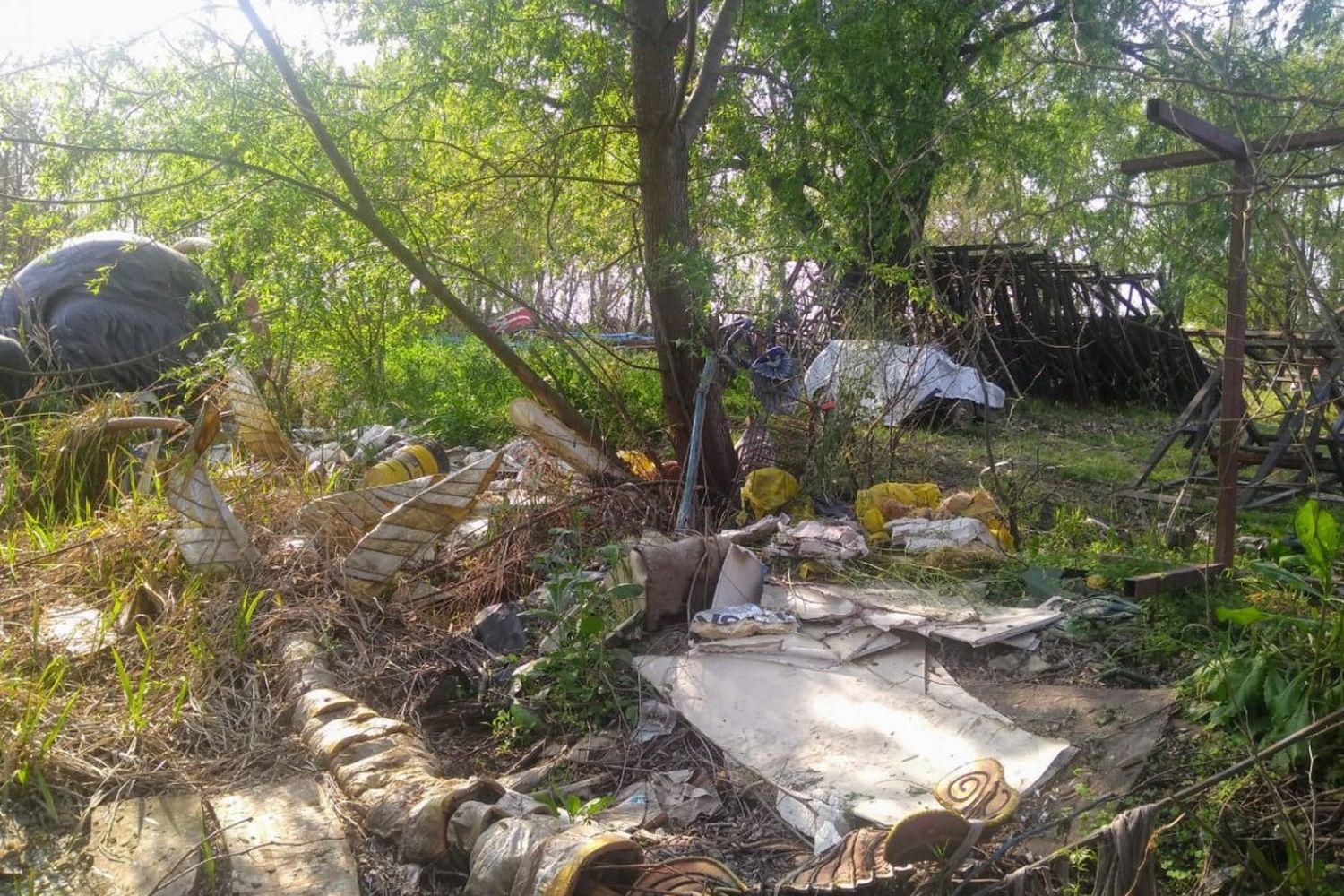La Municipalidad intimó al Club de Pescadores por el micro basural a la vera del río
