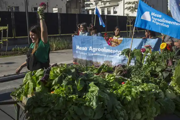 La Mesa Agroalimentaria Argentina realiza un "alimentazo" en Plaza de Mayo contra las políticas económicas de Milei