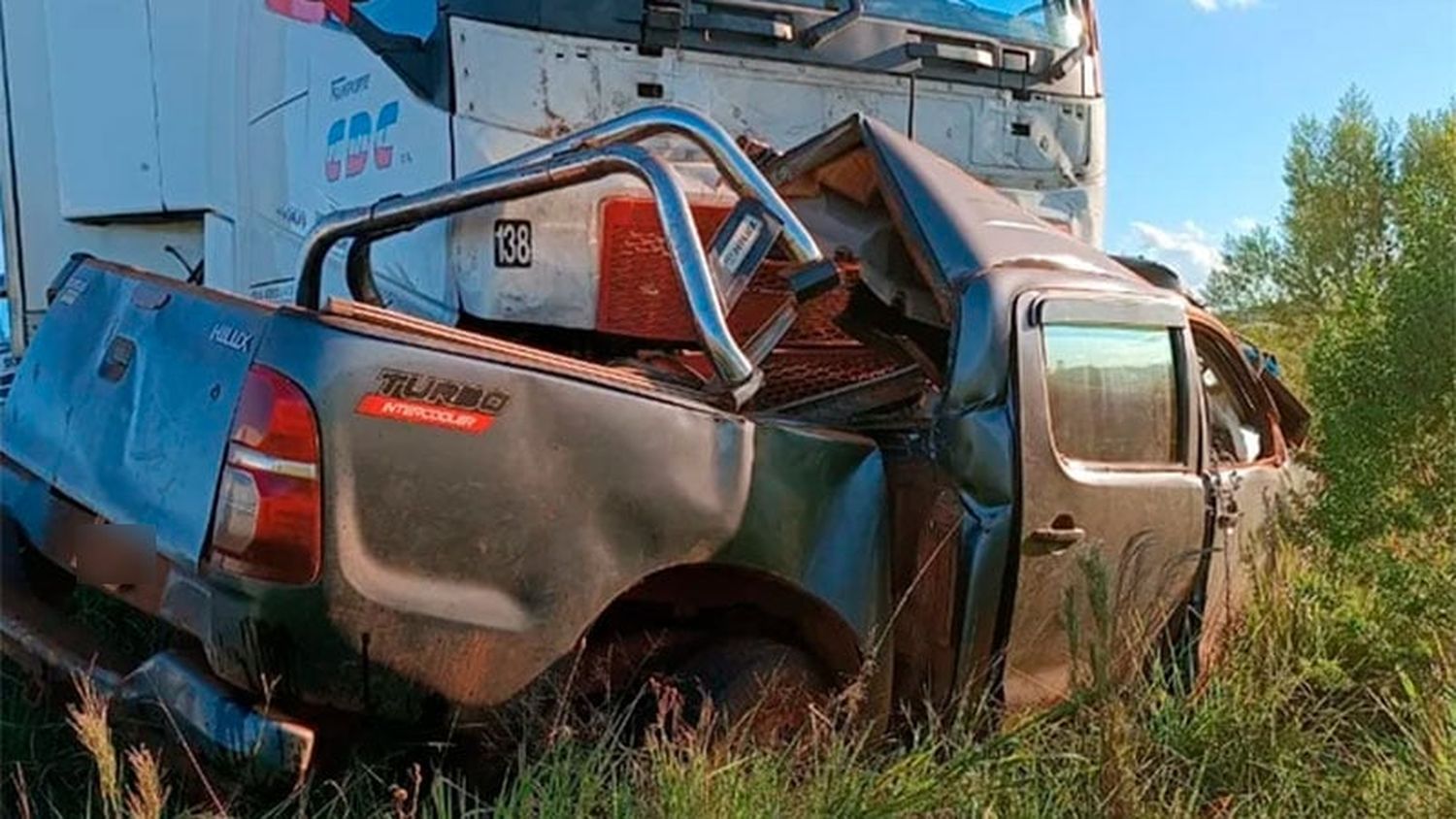 Dos fallecidos tras choque entre un camión y una camioneta en la Ruta 14