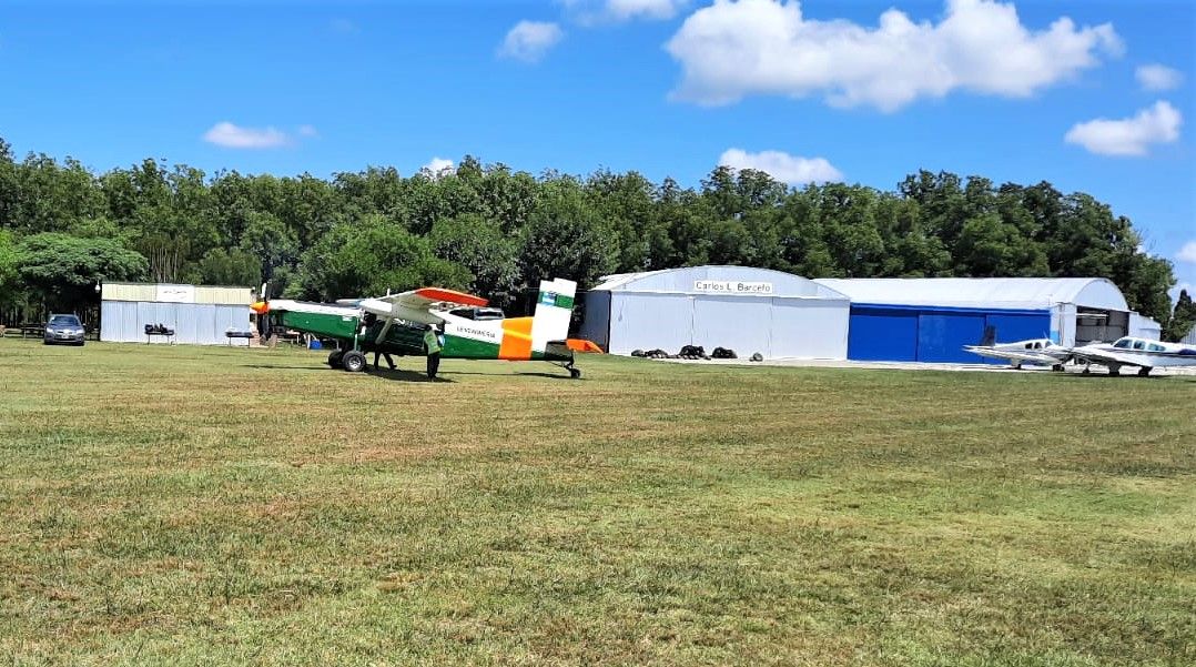 Gendarmería practica saltos de paracaidismo en el Aeroclub: “Pueden venir en familia, es un lindo espectáculo”