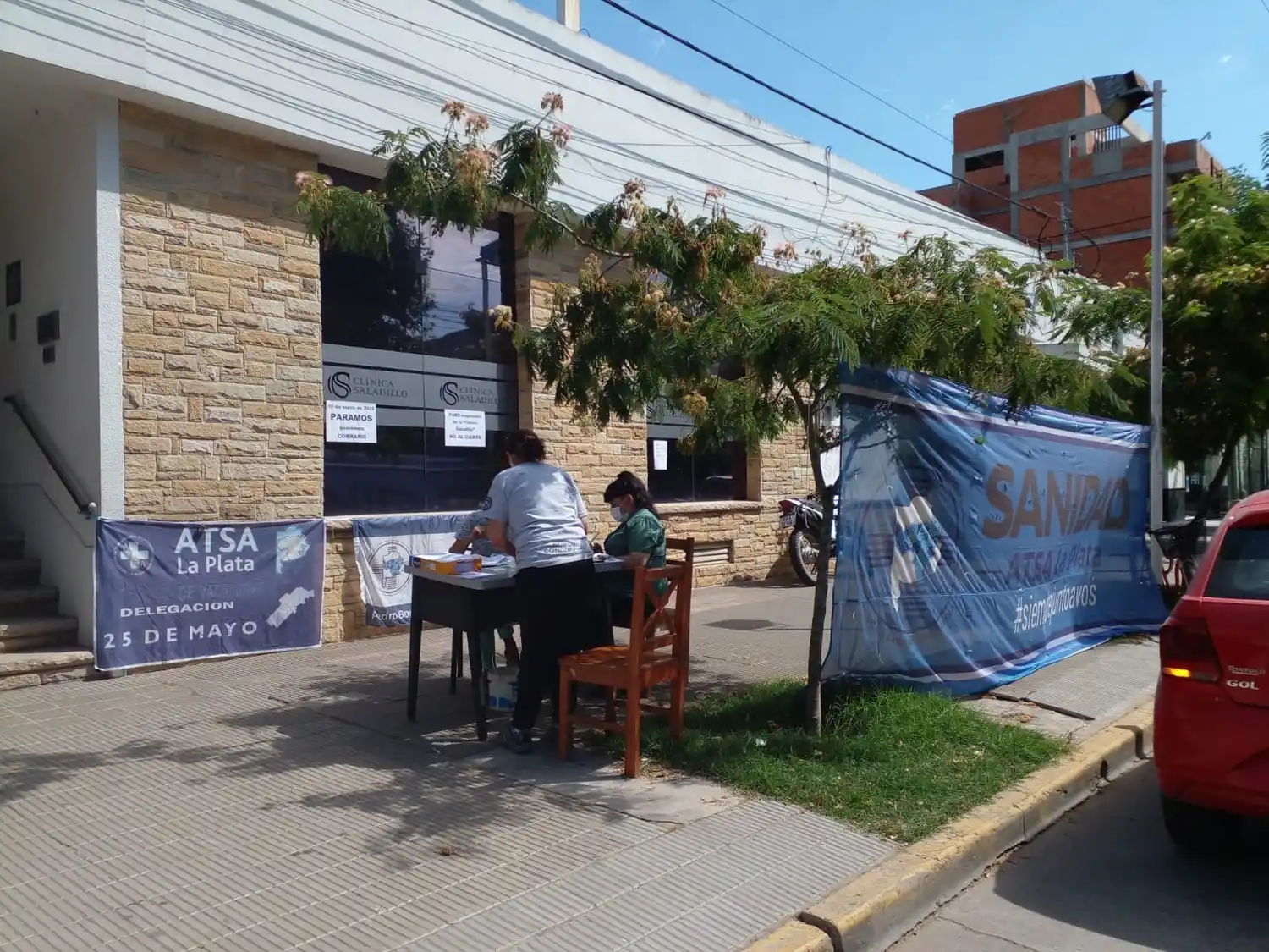 Paro en Clínica Saladillo: Ante el posible cierre, trabajadores reclaman una deuda de $17 millones 