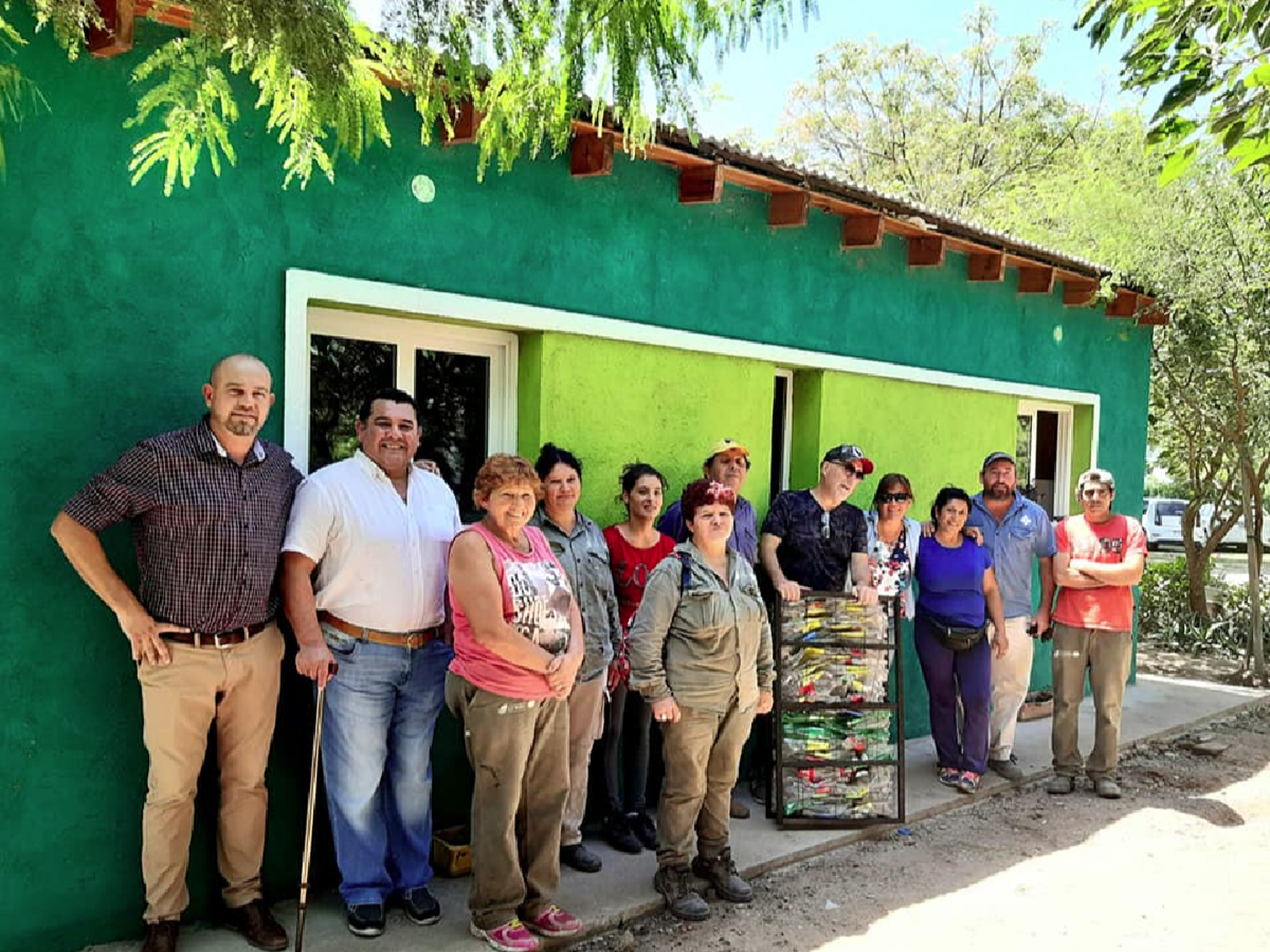 La Para convierte 30.000 botellas en casas y aulas y va por el primer barrio “verde