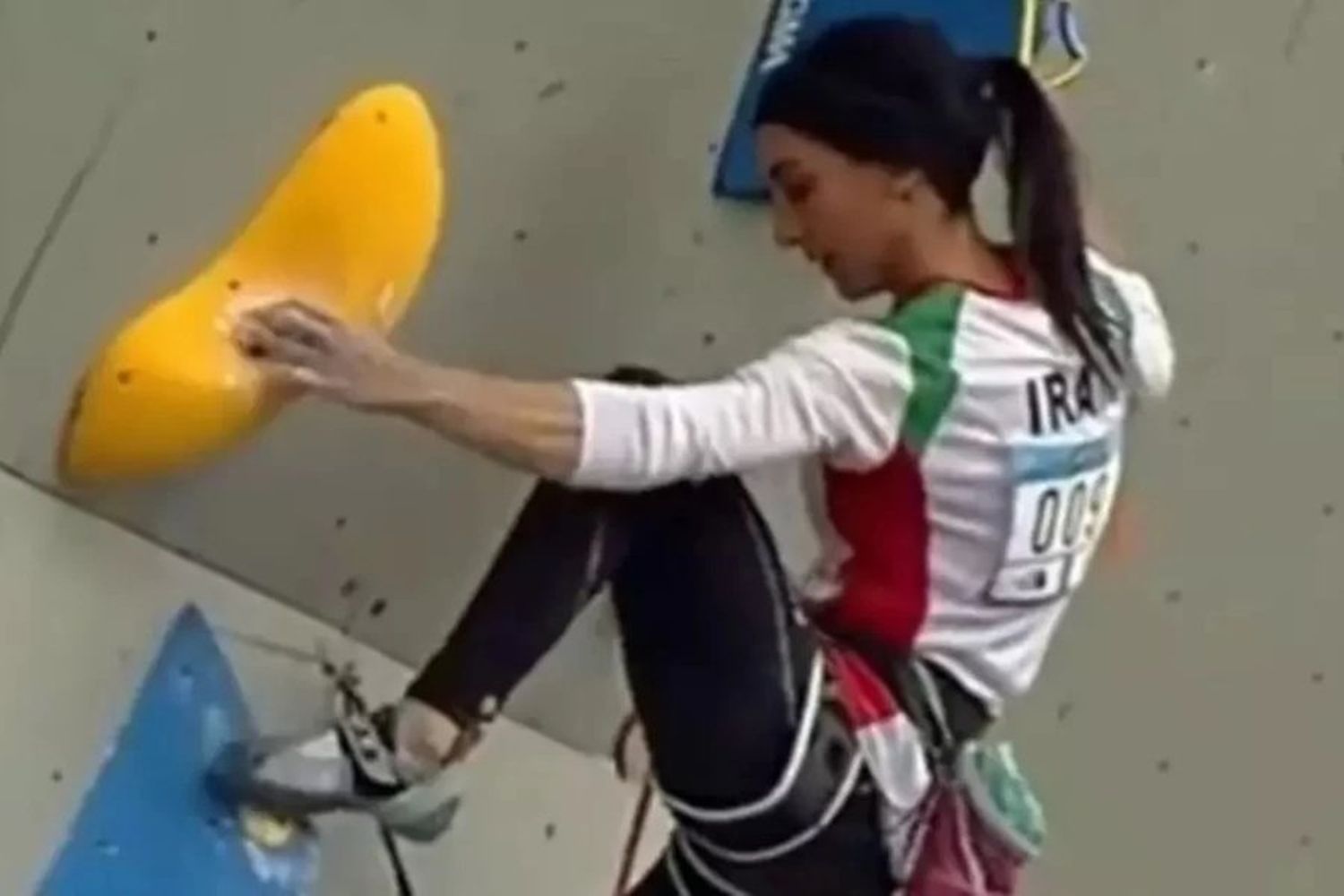 La atleta iraní que compitió sin velo en Seúl regresó a Teherán para ser detenida