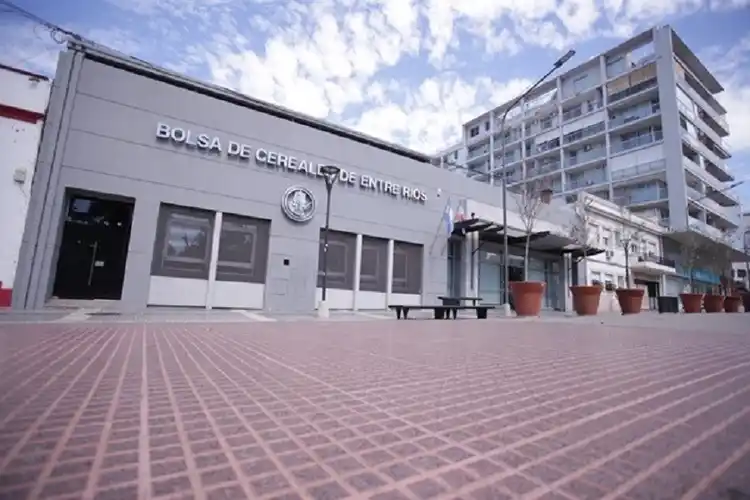 Bolsas de Cereales y de Comercio respaldaron la Ley de Modernización Laboral y el RIMI