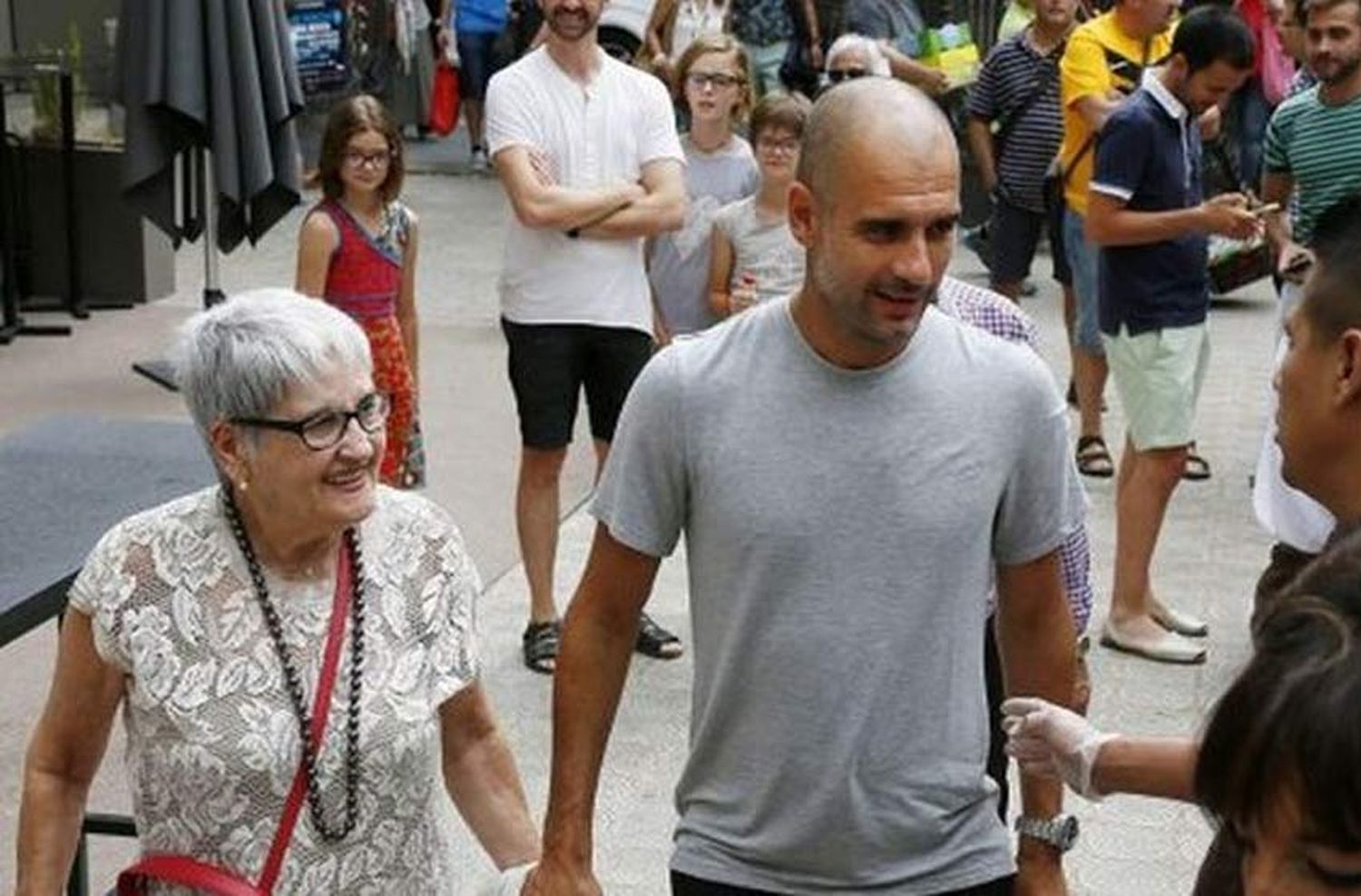 A los 82 años falleció la madre de Pep Guardiola a causa del coronavirus