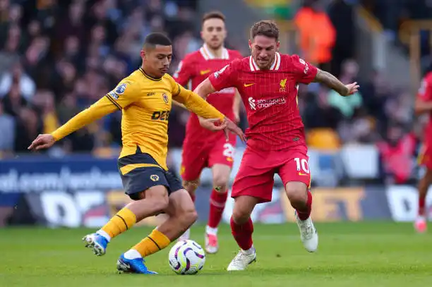 Mac Allister en acción frente a Wolverhampton.