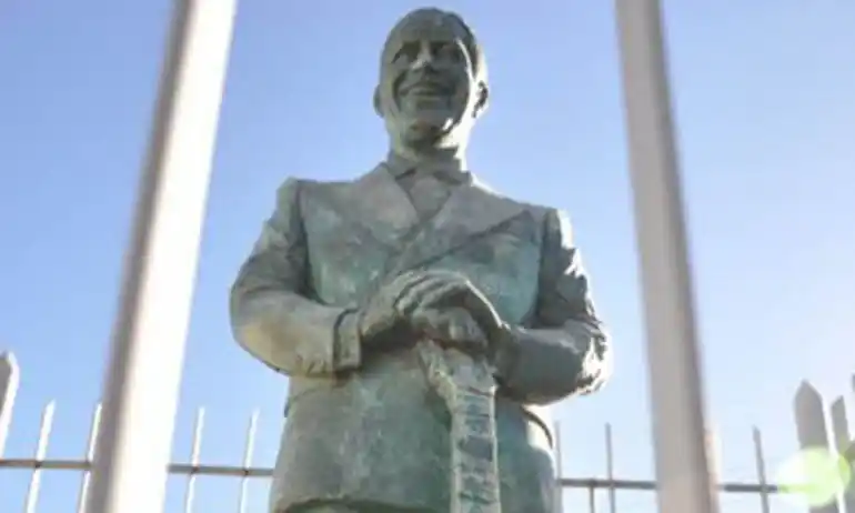 Olavarría: Polémica por reubicación del monumento a Carlos Gardel 