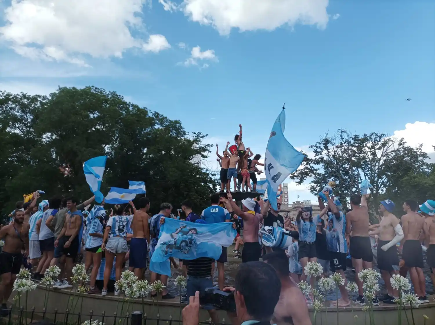 Tandil salió eufórica a la calle, copó la Plaza Independencia al grito de "Dale Campeón"