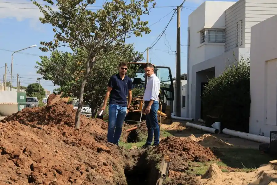Viotti recorrió el avance de obra en el barrio La Cañada