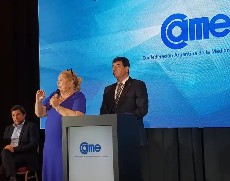 La "actriz" Carrió y sus frases sobre el momento del país: "A los golpistas les digo: A mí me sacan muerta"