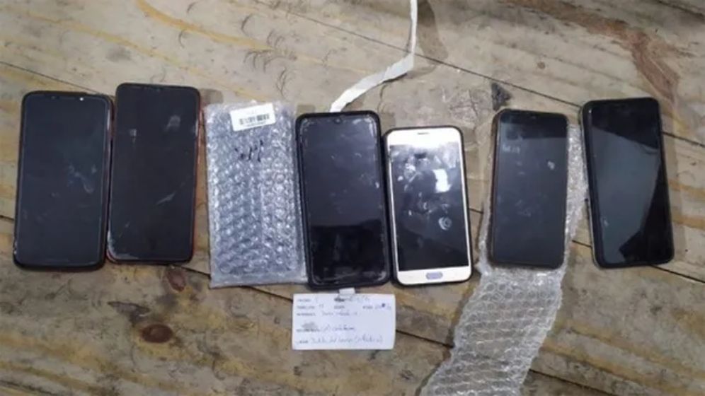 Cárcel de Coronda: secuestran celulares en el baño de agentes penitenciarios