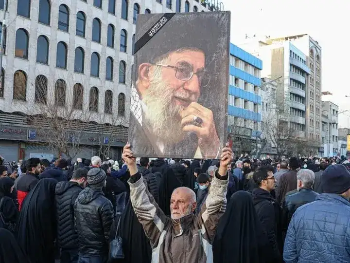 Se ponen en marcha los funerales del difunto líder iraní Alí Jamenei