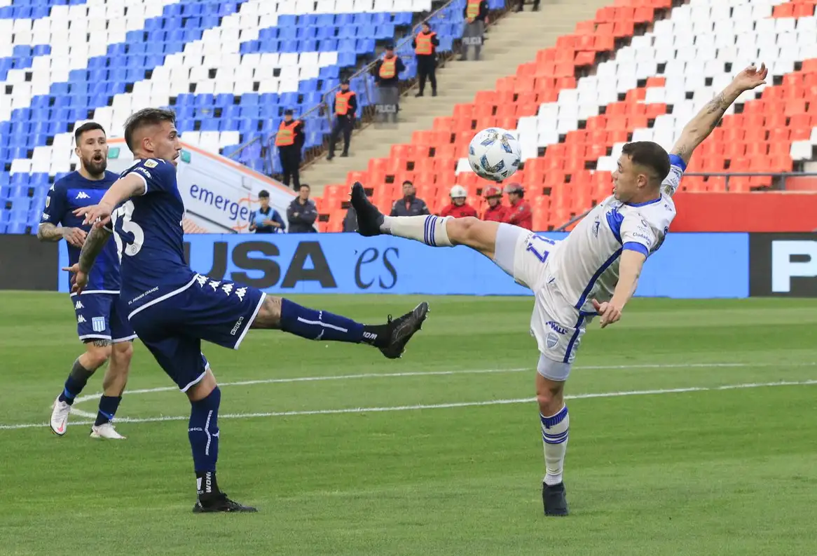 Piovi y Conechny van al cruce por la pelota.