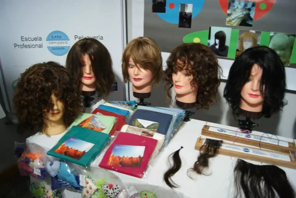 Comenzó un curso de armado de pelucas con pelo natural