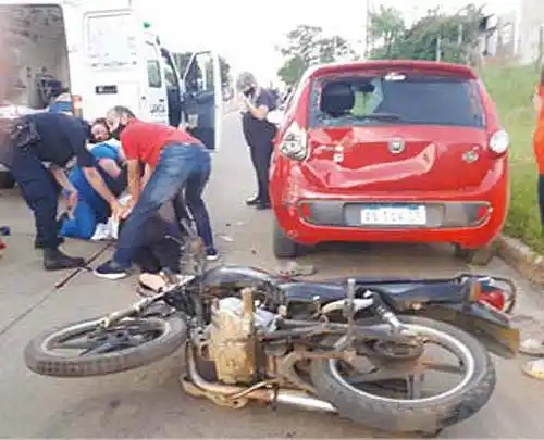 Tras el accidente en Av. Chajarí,  al cierre de la edición el  motociclista continuaba grave