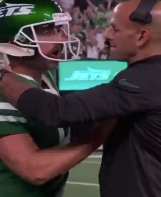 ¿Peleado con el entrenador? La explicación de Aaron Rodgers sobre su “empujón” a Saleh