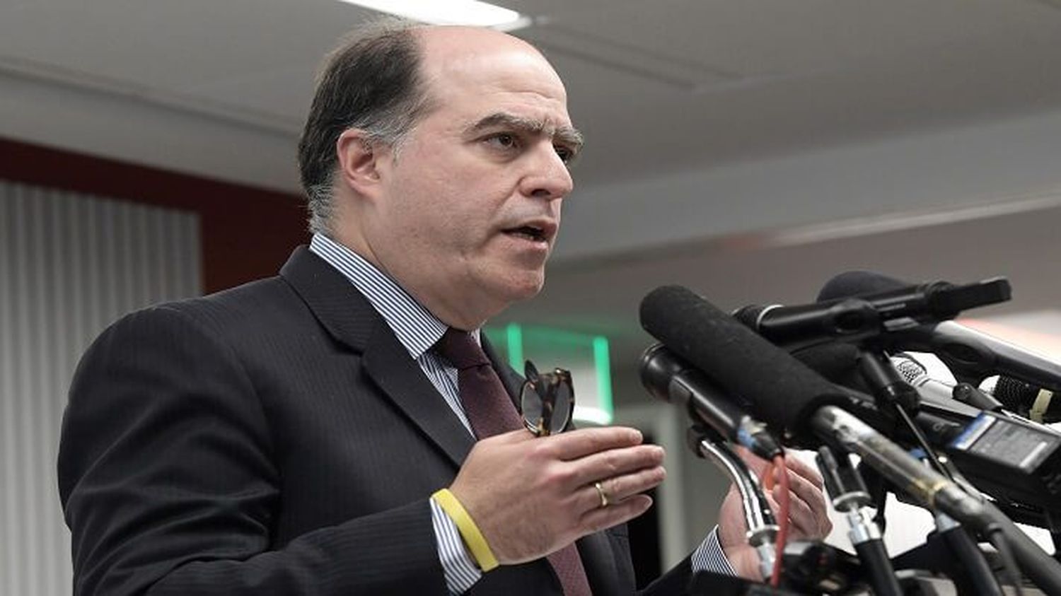 ¿QUÉ APORTÓ JULIO BORGES a la recuperación de la democracia? Algunas reacciones a su renuncia