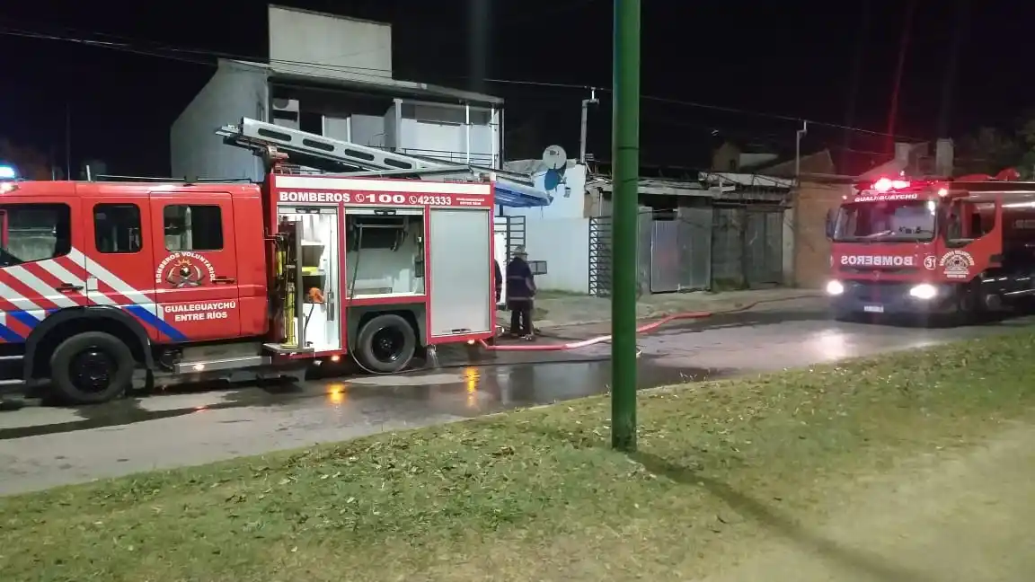 Se incendió un auto y el fuego se propagó a parte de una vivienda