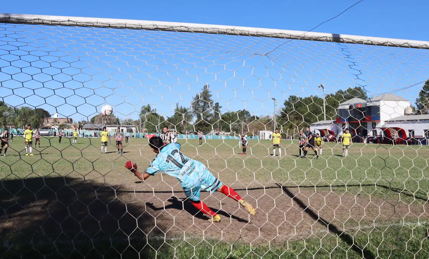 Defensores de Nebel goleó y sigue arriba