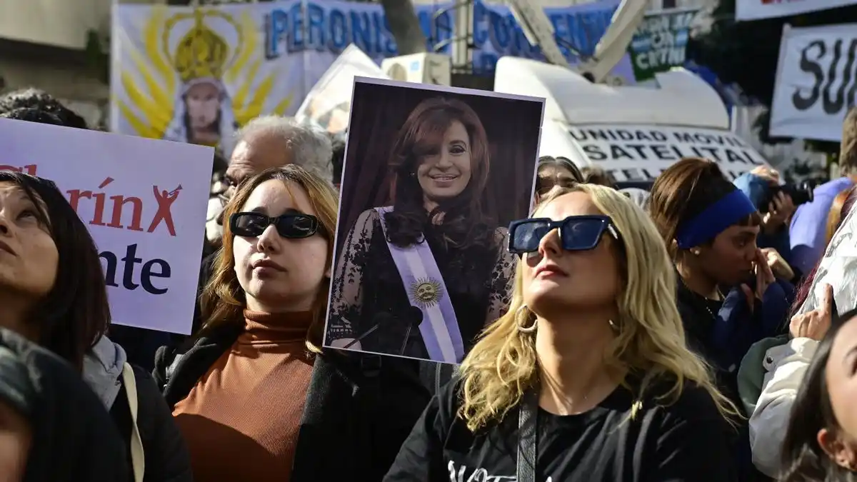 Los militantes en la Plaza de Mayo escucharon el mensaje enviado por Cristina Kirchner.
