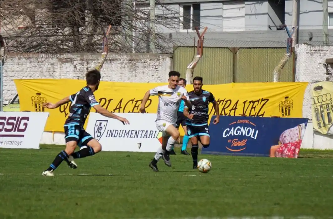 FOTO @MAUROPINERO_PH El que busca en ataque es Dezi, importante valor en la victoria de Santamarina.