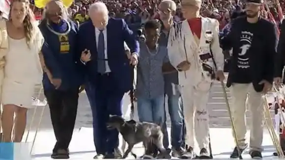 ¡PUEBLO CANINO! “Resistencia”, la perra callejera que llega al poder con Lula