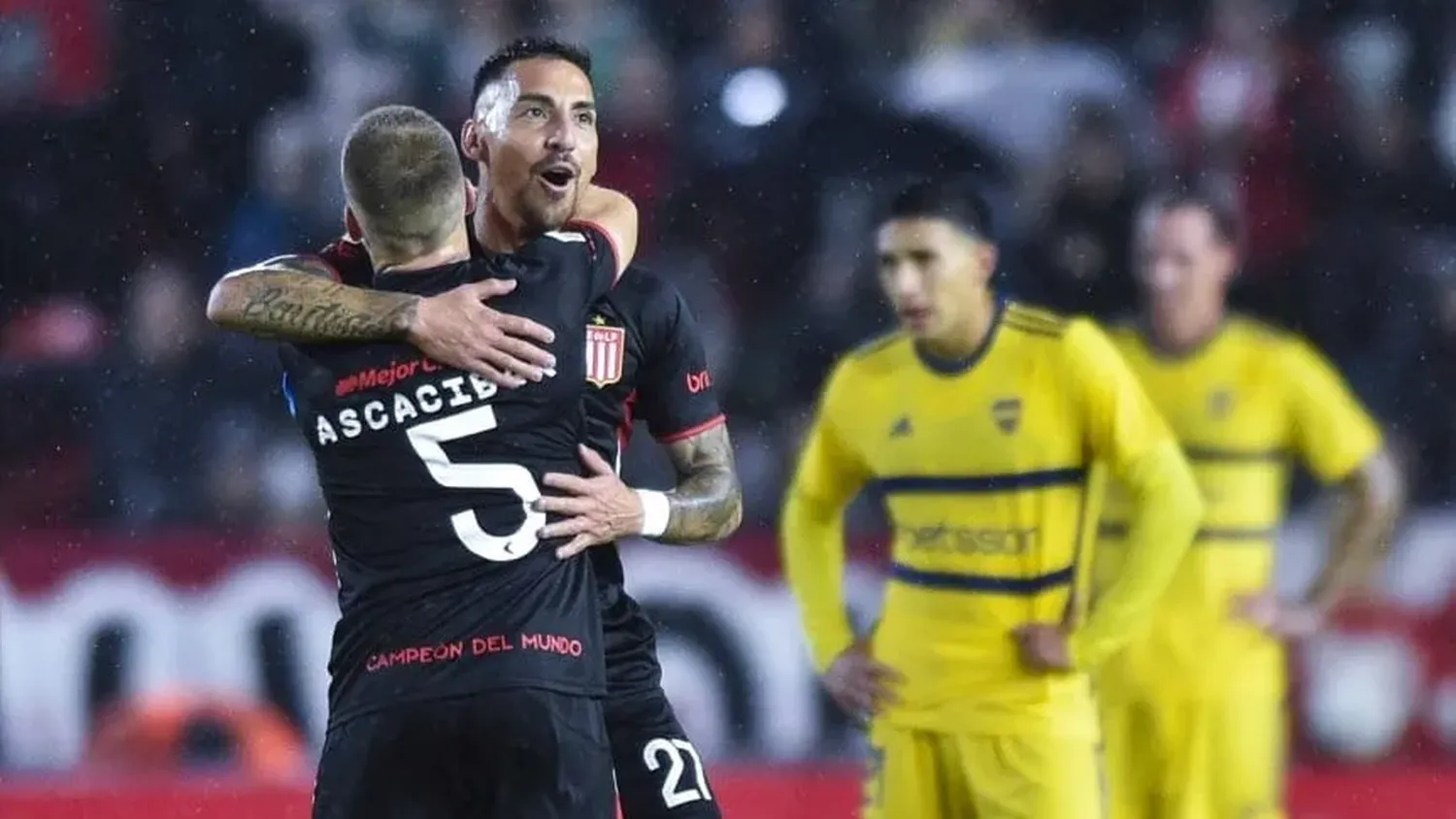 Estudiantes amargó a Boca, que se complicó y definirá su suerte en la última fecha