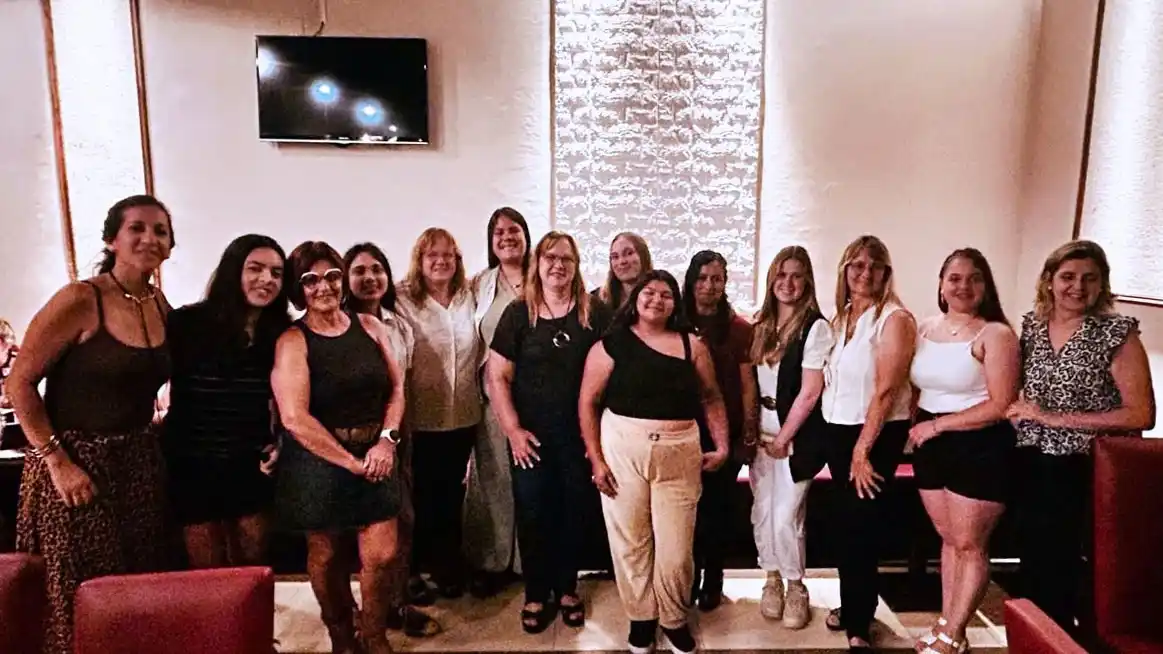 Algunas de las alumnas que recibieron sus diplomas, junto a las docentes a cargo.