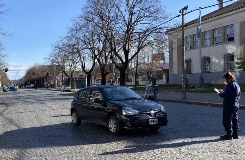 Hospitalizaron a una chica luego de ser embestida por un automóvil en la avenida Santamarina
