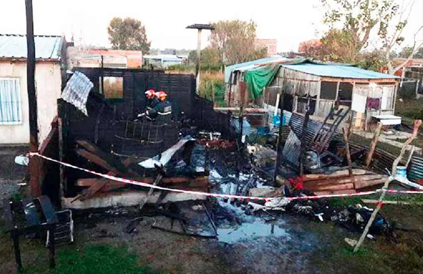 Tragedia en Buenos Aires: murieron cinco niños y dos mujeres por un incendio en una casa precaria