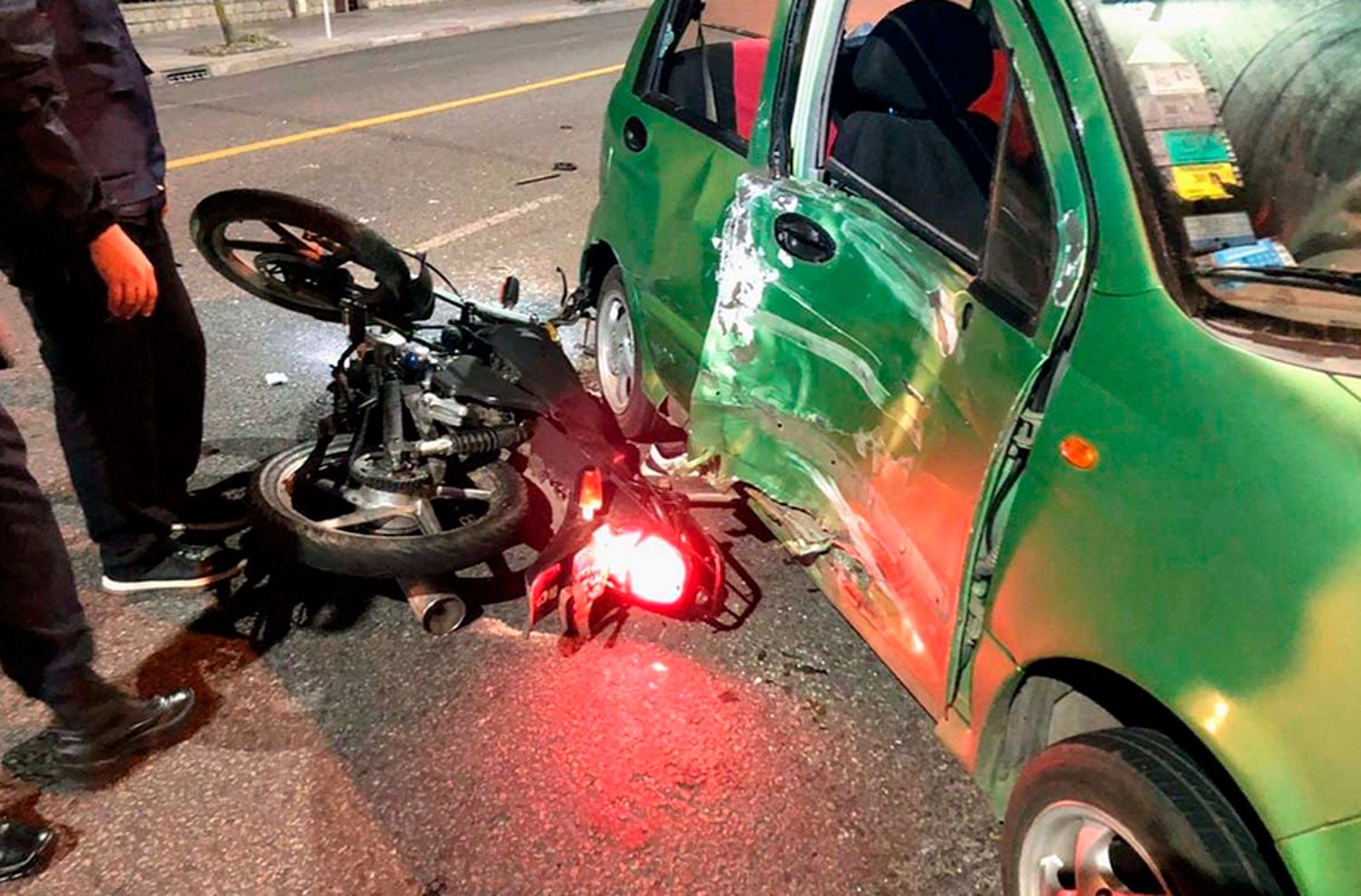 Auto dobló a la izquierda sobre la curva de Cabo Corrientes y agarró a una moto
