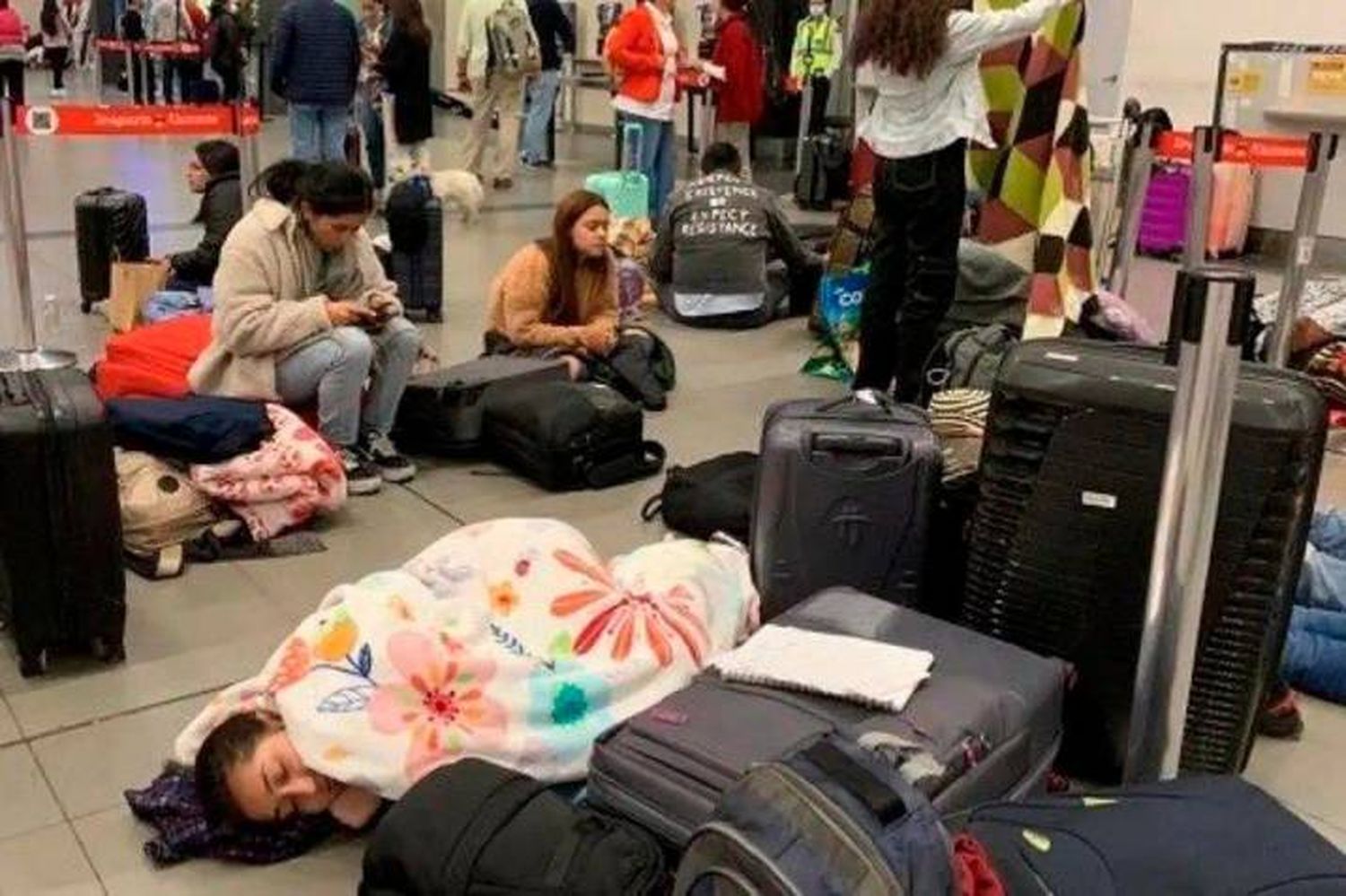 ¿QUIÉN LES RESPONDE? Pasajeros de Viva Air varados en Colombia y Perú por cierre de la aerolínea