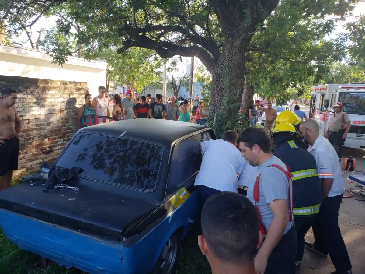 Perdió el control de su auto y chocó con un árbol