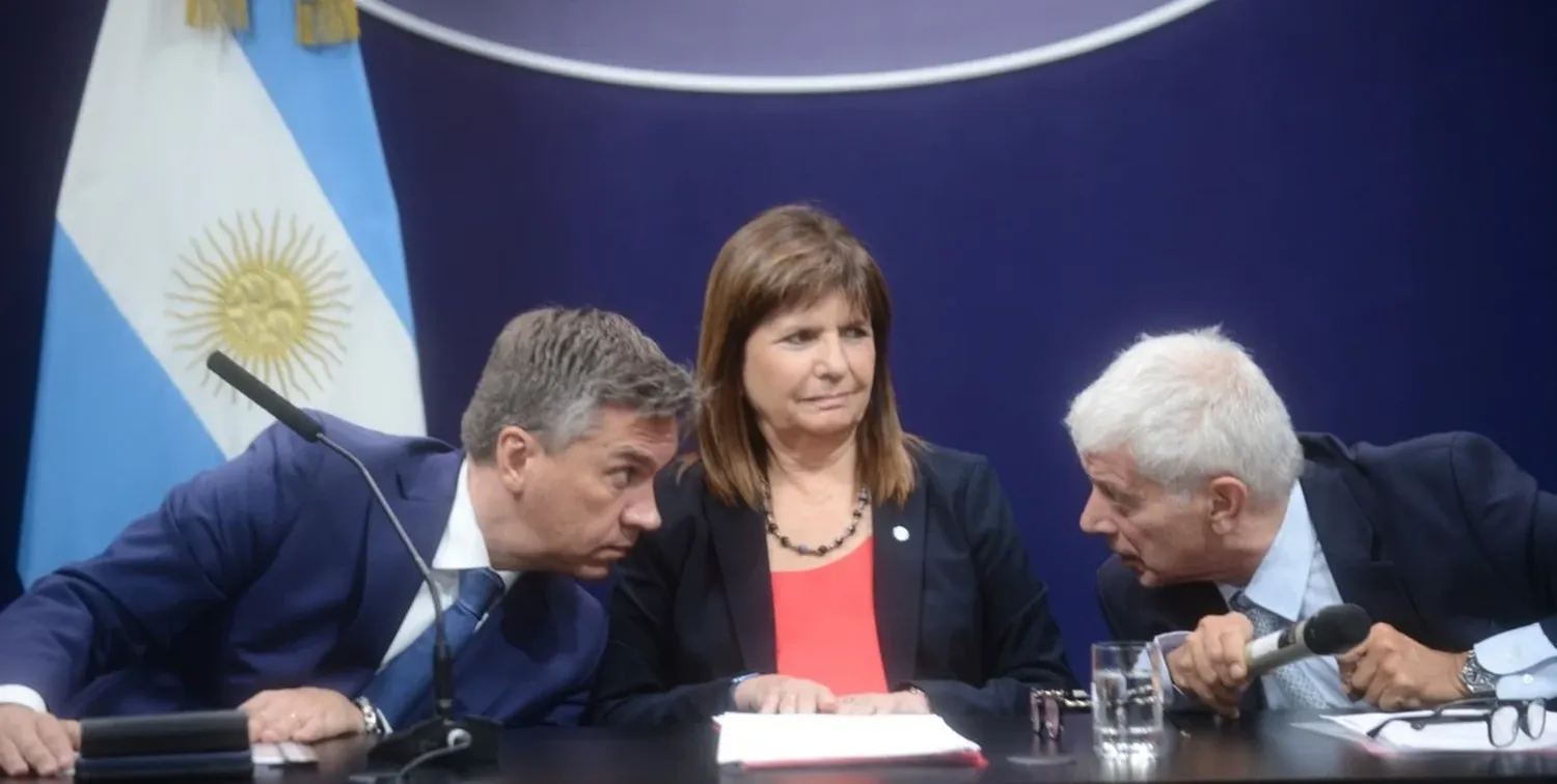 Imagen de archivo en la que la ministra de Seguridad, Patricia Bullrich, conversa con su par de Justicia, Mariano Cúneo Libarona, y el gobernador de Chaco Leandro Zdero, en una conferencia de prensa en Casa Rosada. Foto: Luciano Thieberger / Gentileza Clarín.