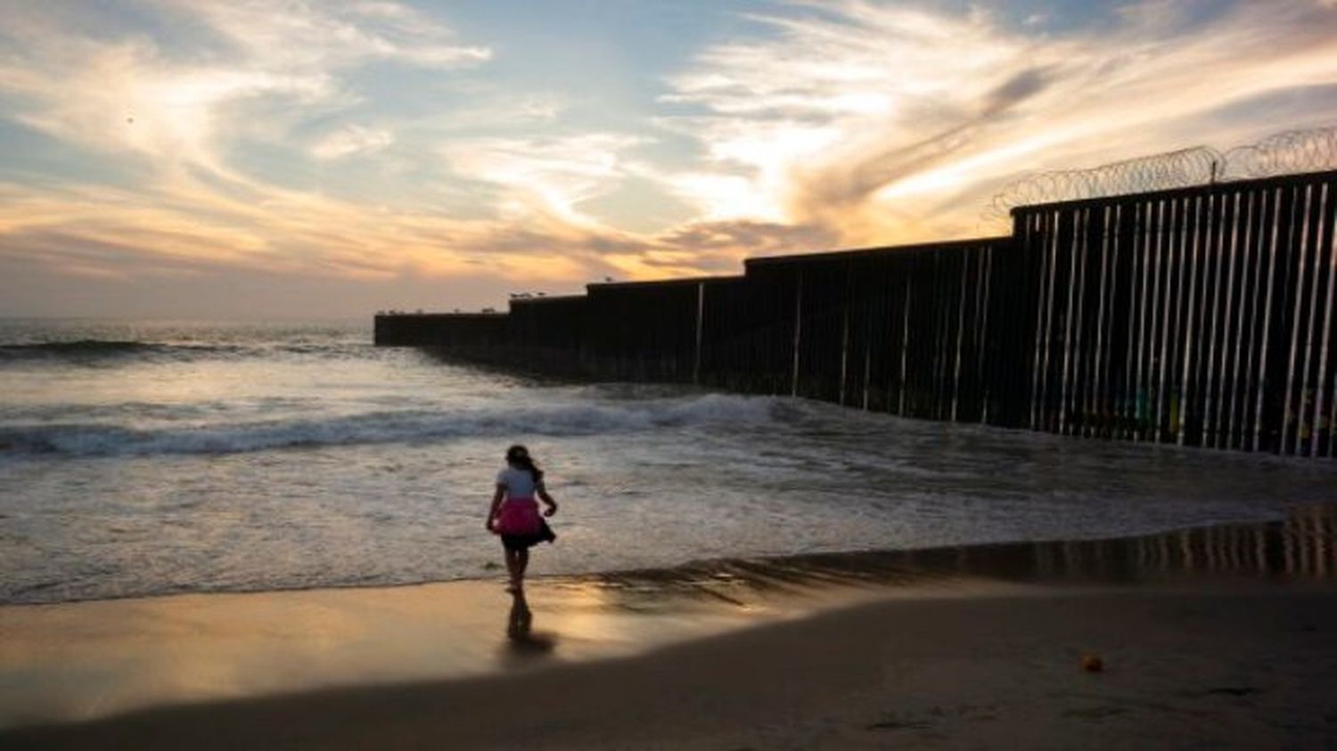 LO QUE SEA POR HUIR: una mujer migrante murió ahogada y otros 13 rescatados al intentar a nado pasar de México a EE.UU.