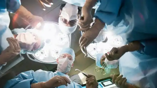 Los médicos tuvieron que llevar a la niña al quirófano